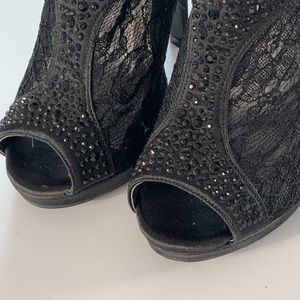 Black Lace Shoes Size: 5